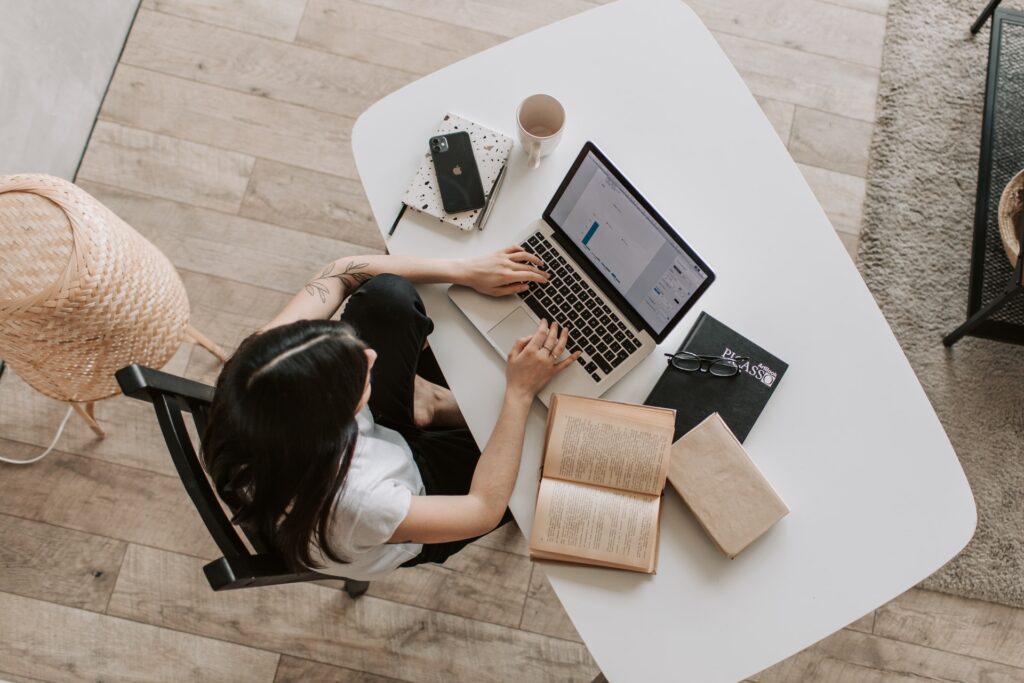 5 consejos para gestionar eficazmente tu tiempo mientras trabajas desde casa (¡o desde cualquier sitio!)